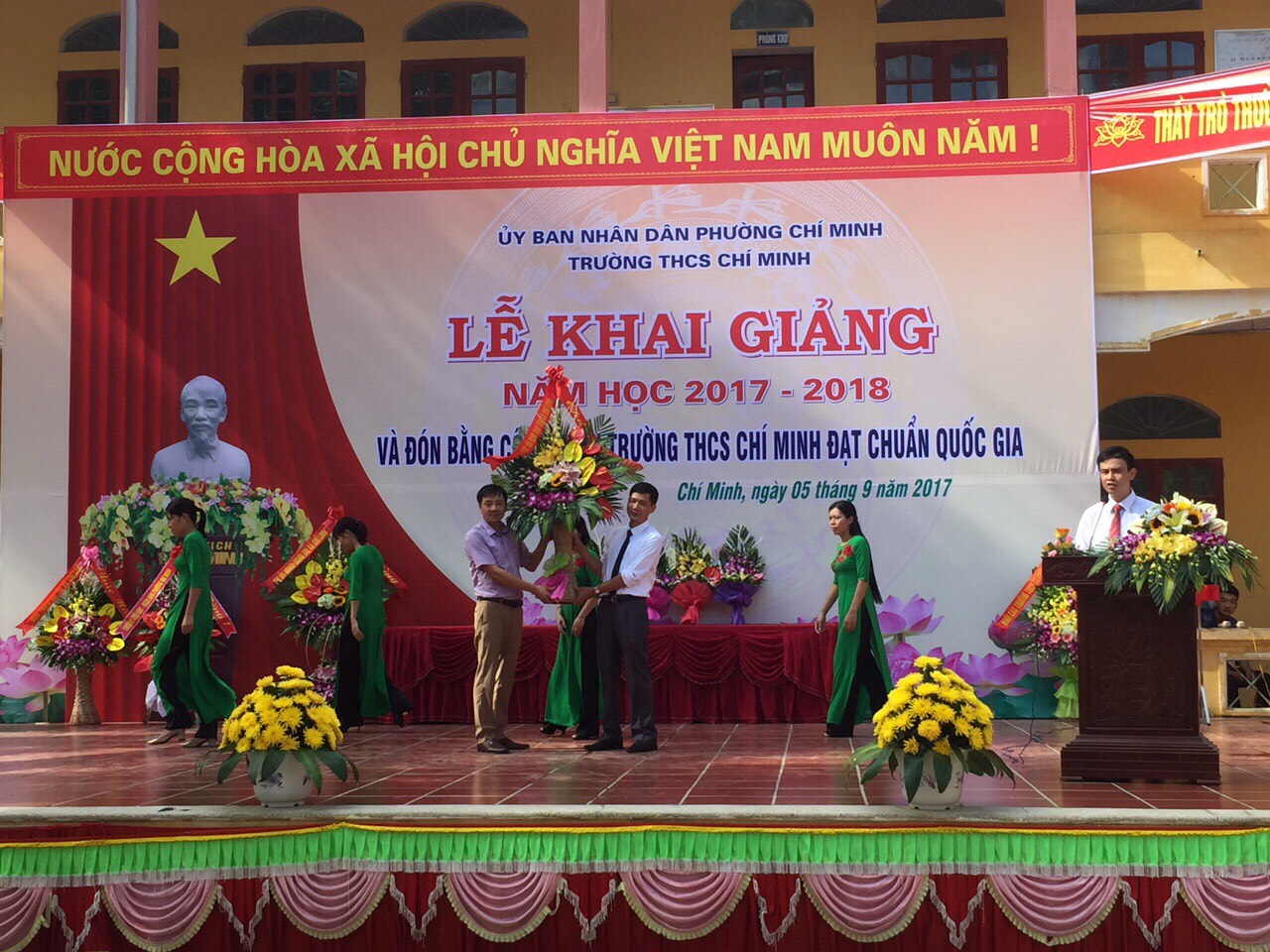 Lãnh đạo Phòng GD&ĐT Thị xã Chí Linh tặng hoa chúc mừng thầy  và trò nhà trường.