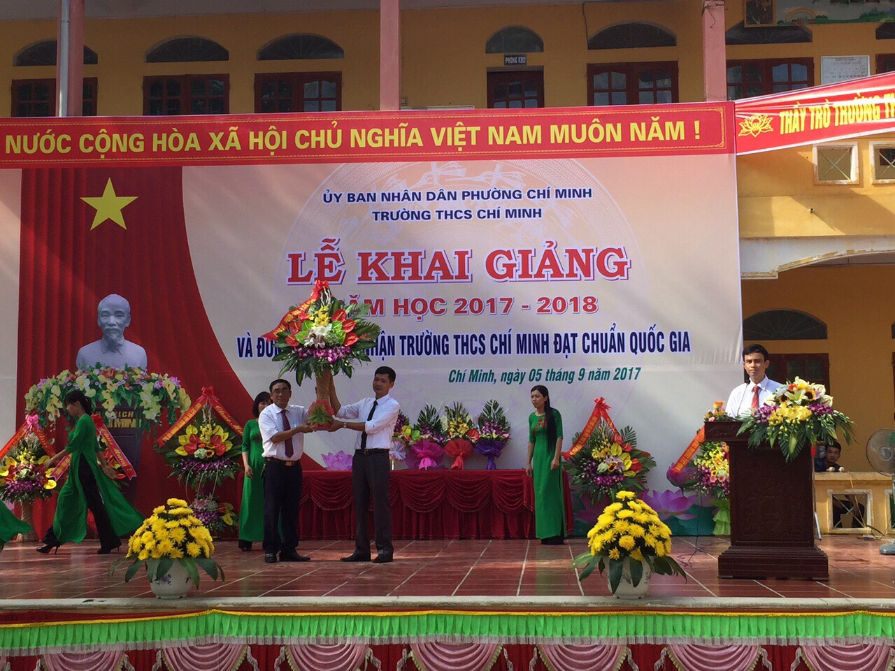 Lãnh đạo Phường Chí Minh tặng hoa chúc mừng!