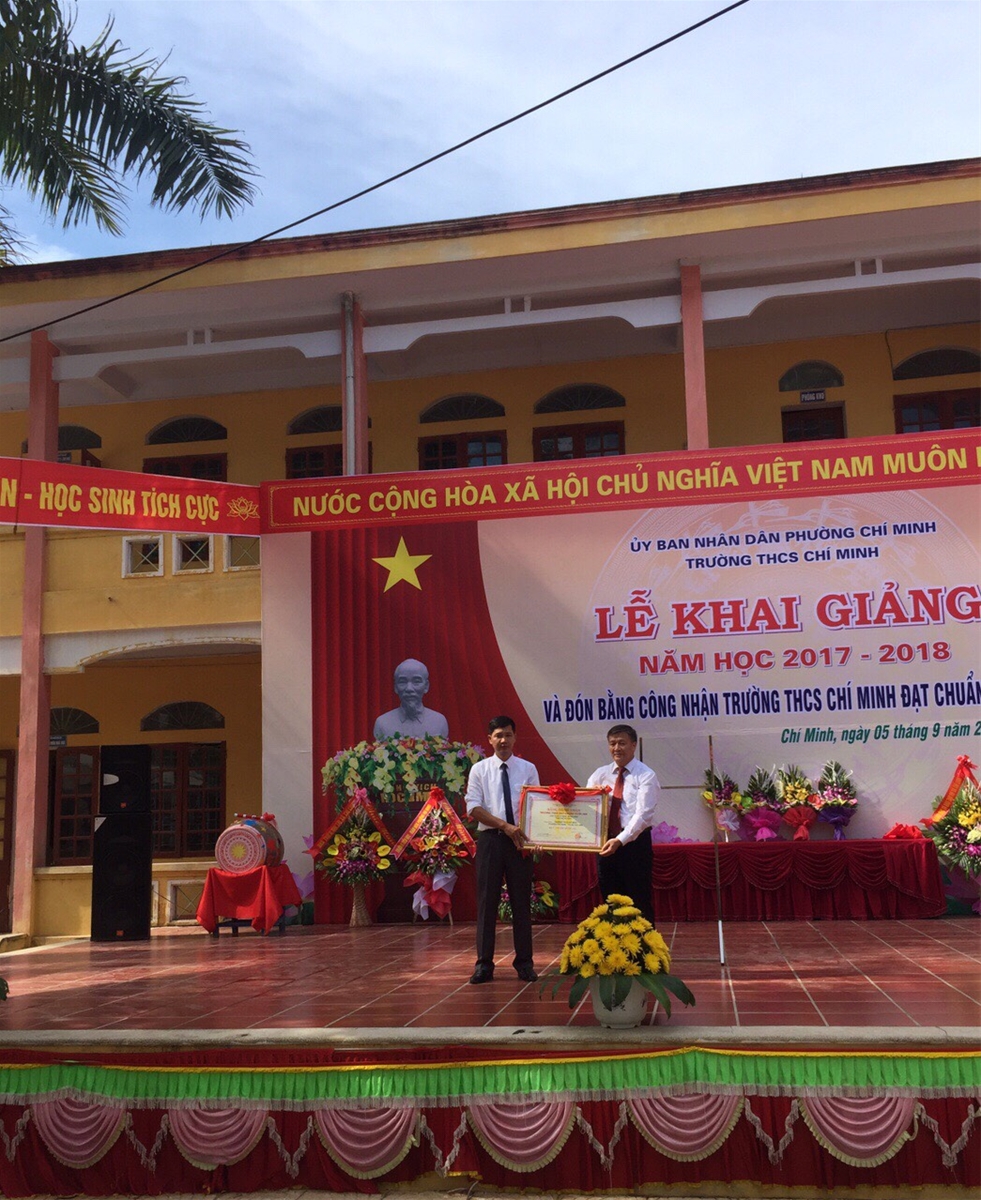Đồng chí Mạc Văn Vững - Phó Bí thư Đảng ủy trao tặng Bằng công nhận trường THCS Chí Minh đạt chuẩn quốc gia.